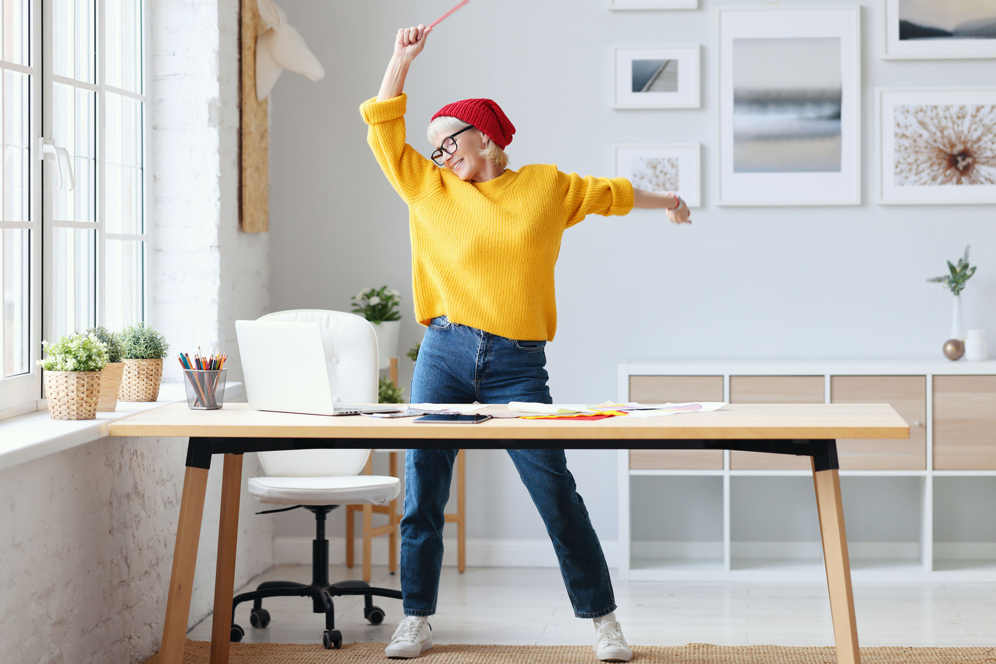 En utbildning där du får utrymme att utforska ditt kreativa uttryck utan prestation eller krav. Genom olika uttrycksformer lär du dig att använda kreativiteten som ett verktyg för välmående, klarhet och inspiration i vardagen.